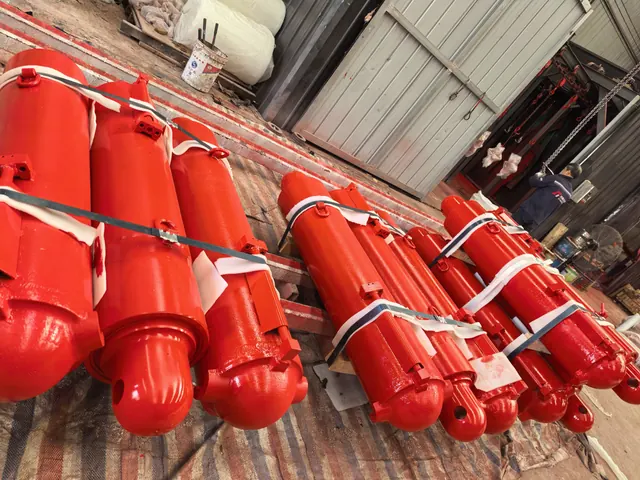 红色液压支架立柱成品堆垛